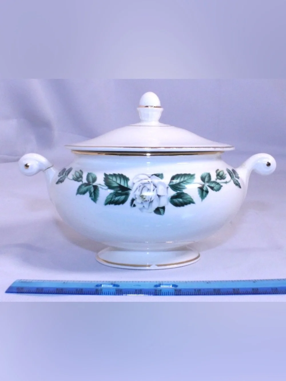 Classic Vintage Homer Laughlin lidded sugar bowl in Nassau pattern White Rose